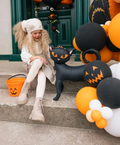 Juodas pastatomas katės formos balionas su oranžinėmis akimis tarp juodų ir oranžinių Helovyno balionų“