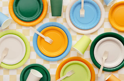 gimtadienio dekoracijos vienkartiniai indai ivairiu spalvu kremines lekstutes vakarelis spalvu tema