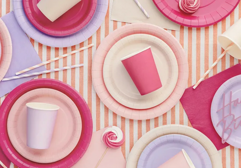 gimtadienio dekoracijos vienkartiniai indai ivairiu spalvu kremines lekstutes vakarelis spalvu tema