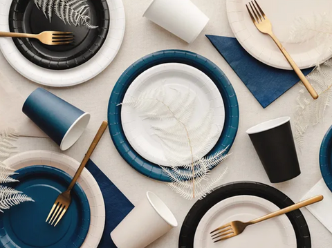 gimtadienio dekoracijos vienkartiniai indai ivairiu spalvu kremines lekstutes vakarelis spalvu tema