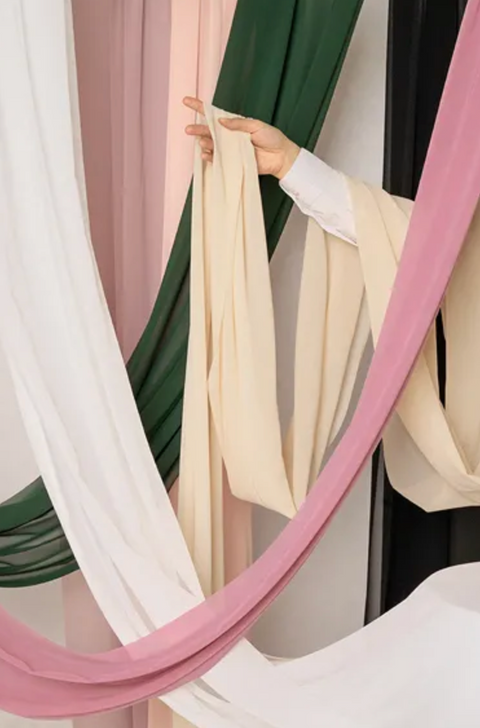 stalo takelis medziaginis pastelines spavos rozine melyna balta stalo dekoras sventems sventinis stalas dekoruotas 