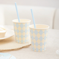 „Baby Shower“ stalo dekoras su mėlynais „Baby“ puodeliais
