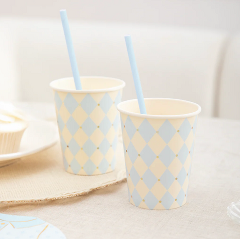 „Baby Shower“ stalo dekoras su mėlynais „Baby“ puodeliais