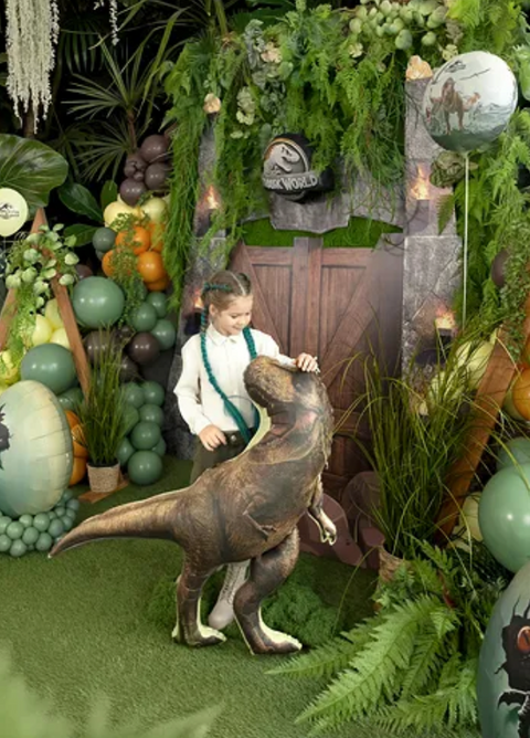Jurassic World T-Rex folinis balionas 98 cm
Rudas T-Rex dinozauro formos balionas
Dinozaurų tematikos gimtadienio dekoracija