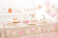 Šventinis stalas baby shower tematikos su „Baby“ puodeliais