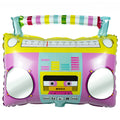 Spalvingas „Boombox“ magnetofono formos folinis balionas su kasetės piešiniu, sidabriniais garsiakalbiais ir dryžuota rankena baltame fone