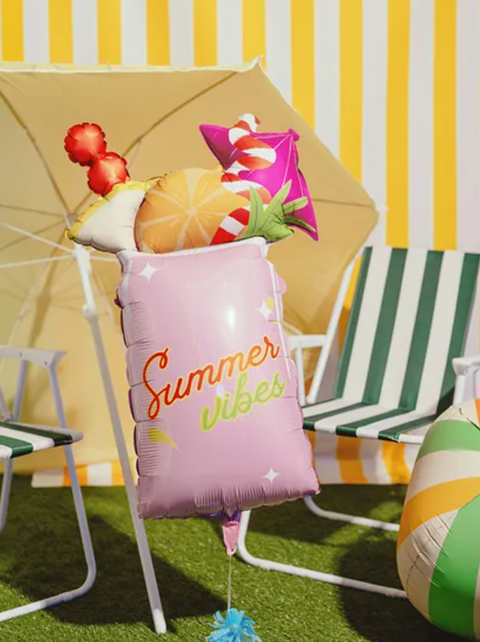 „Rožinis kokteilio formos folinis balionas „Summer vibes“ su vaisiais, skėčiu ir dryžuotu šiaudeliu“.