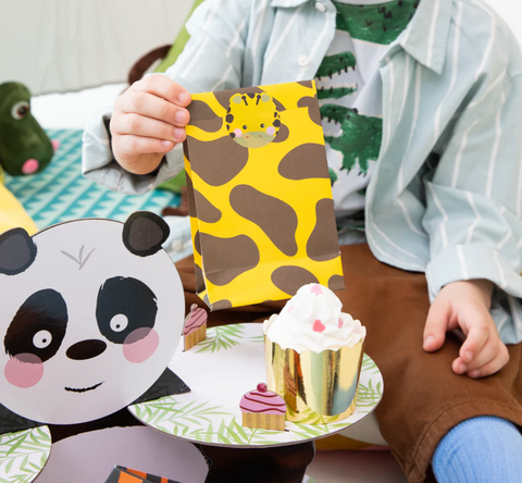 safari gyvunai gimtadienis tema skanestu maiseliai sveciams dovaneles dovanos